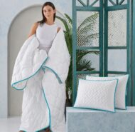 Set Pilota Matlasata Alba 180/210 cm + 2 Perne Matlasate Albe Chenar Turcuaz 50/70 cm - imagine 4